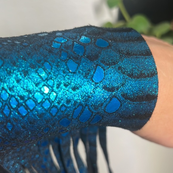 Turquoise printed leather long fringe bracelet - Picture 4 of 10